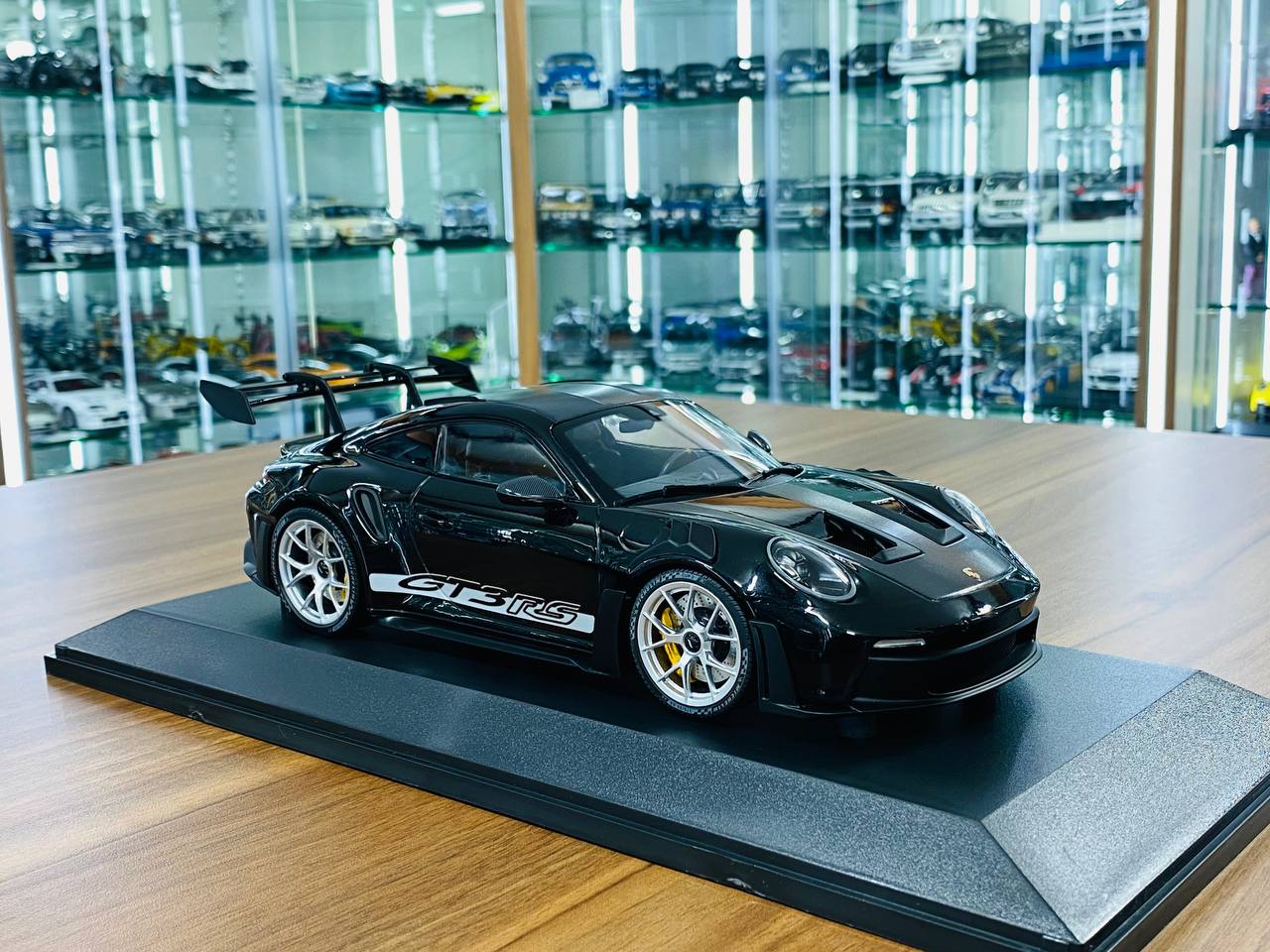 1 18 Diecast Minichamps Porsche 911 992 GT3 RS 2023 Black dturman