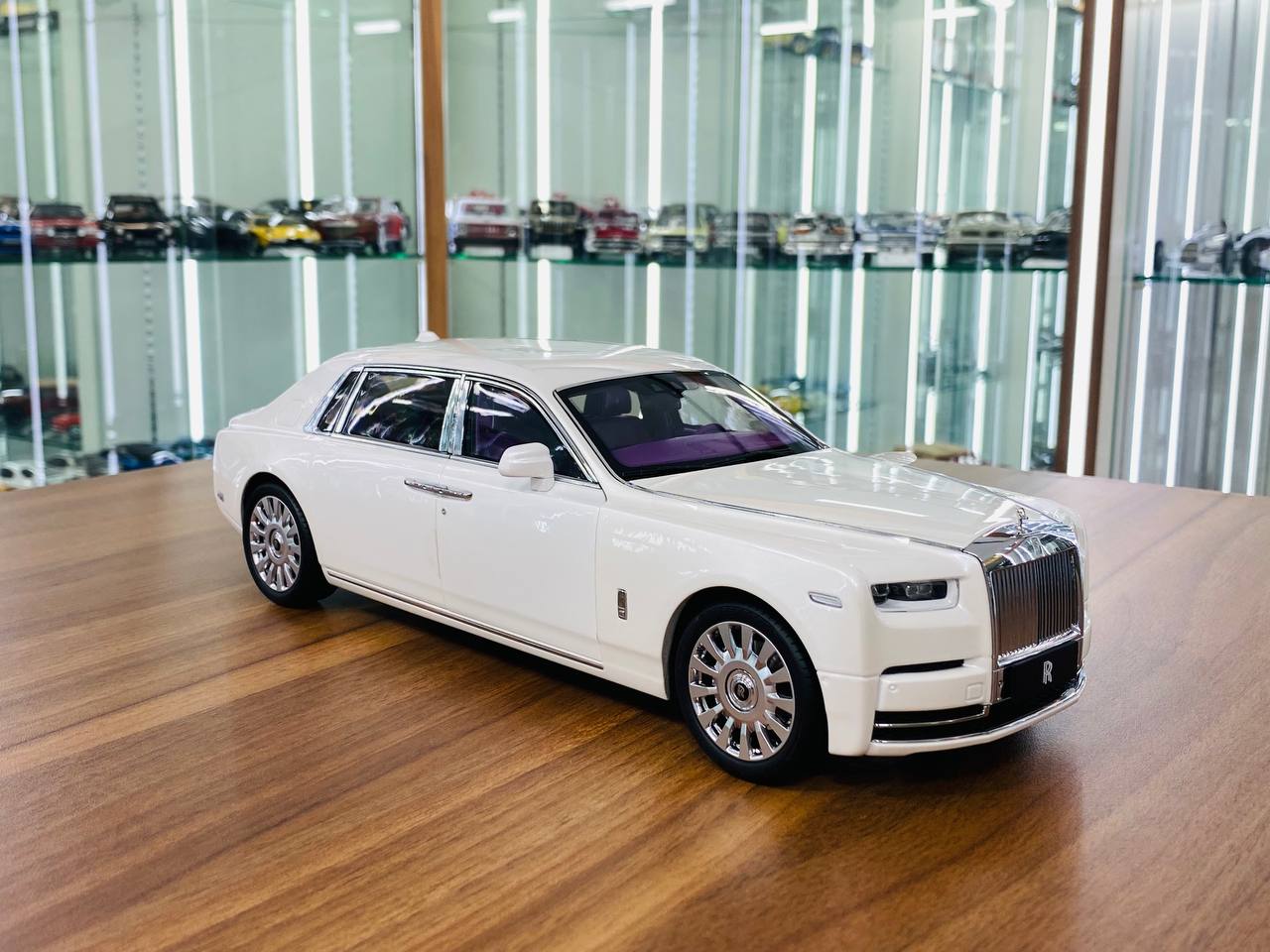 KengFai Rolls Royce Phantom VIII Diecast Model - White | 1/18 Scale, A –  dturman.com