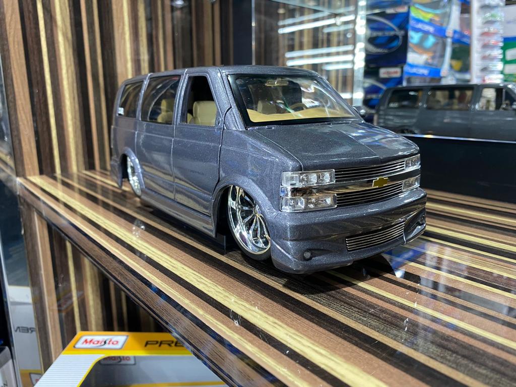 1 18 Diecast Chevrolet Astro Van Grey Model Car by Jada dturman