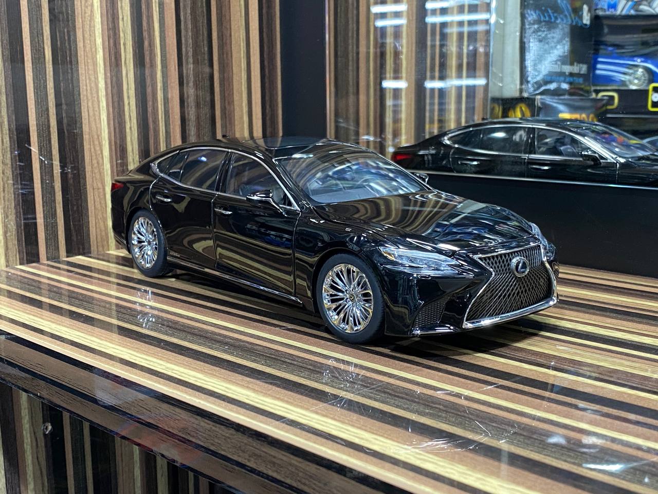 1/18 Diecast Lexus LS500h Black AUTOart Scale Model Car