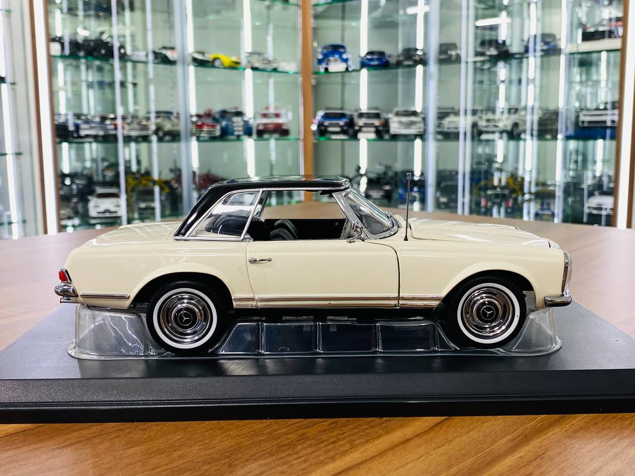 1/18 Metal Diecast - Norev Mercedes-Benz 230 SL 1963 in White (DB090)