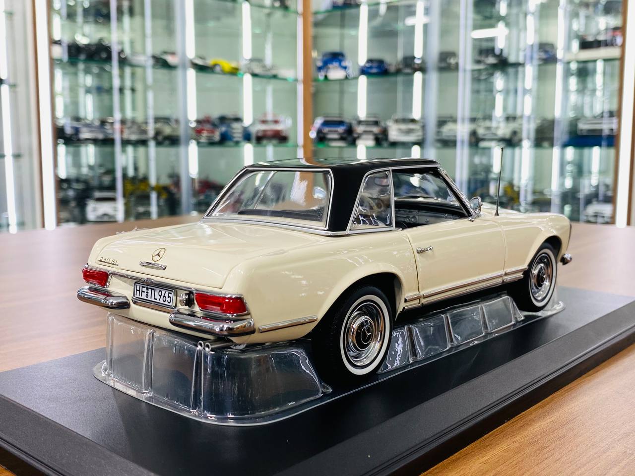 1/18 Metal Diecast - Norev Mercedes-Benz 230 SL 1963 in White (DB090)