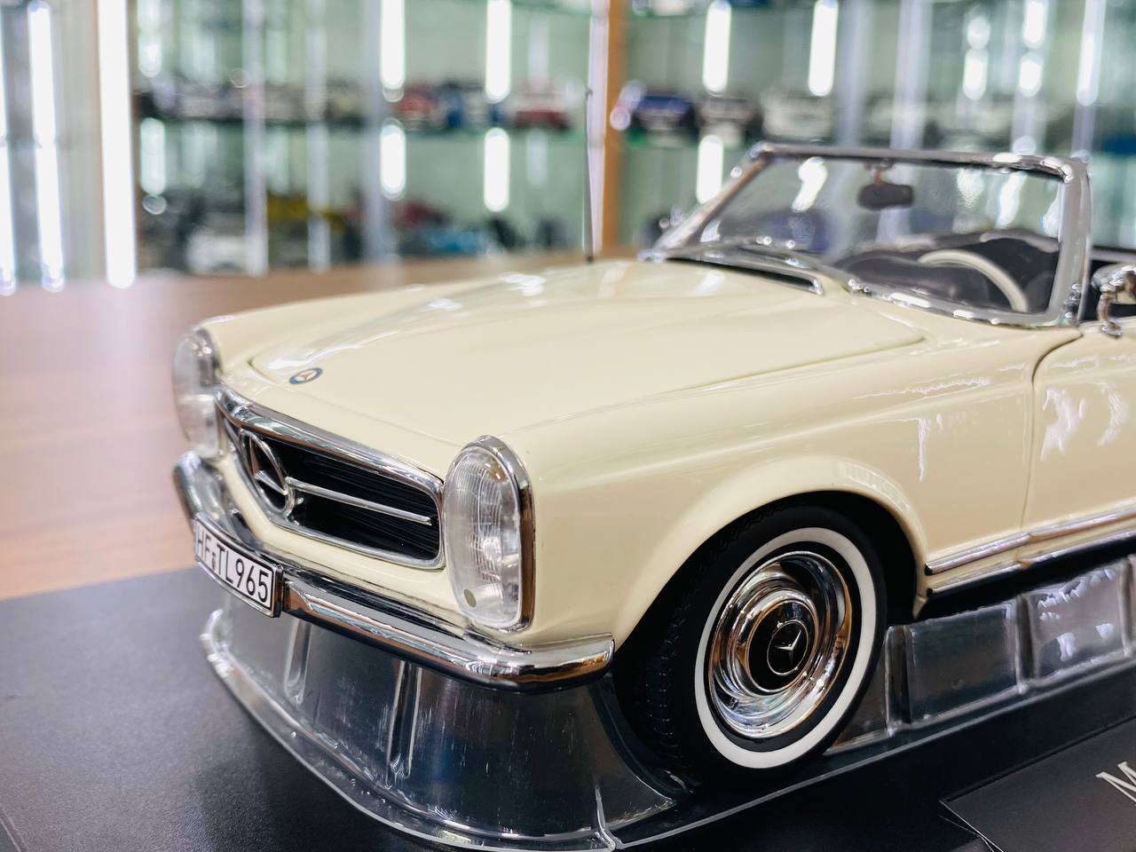 1/18 Metal Diecast - Norev Mercedes-Benz 230 SL 1963 in White (DB090)