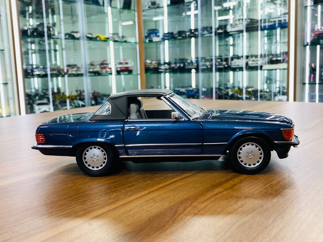 1/18 Diecast Norev Dealer Edition Mercedes-Benz 300 SL 1963 in Blue Metallic