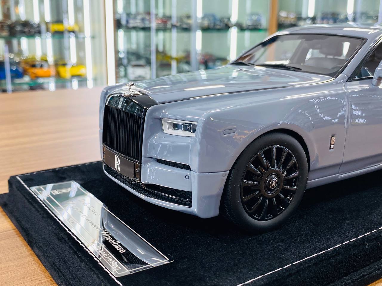 1/18 Resin Model - H&H Rolls Royce Phantom Extended Wheelbase Storm Grey Black Series