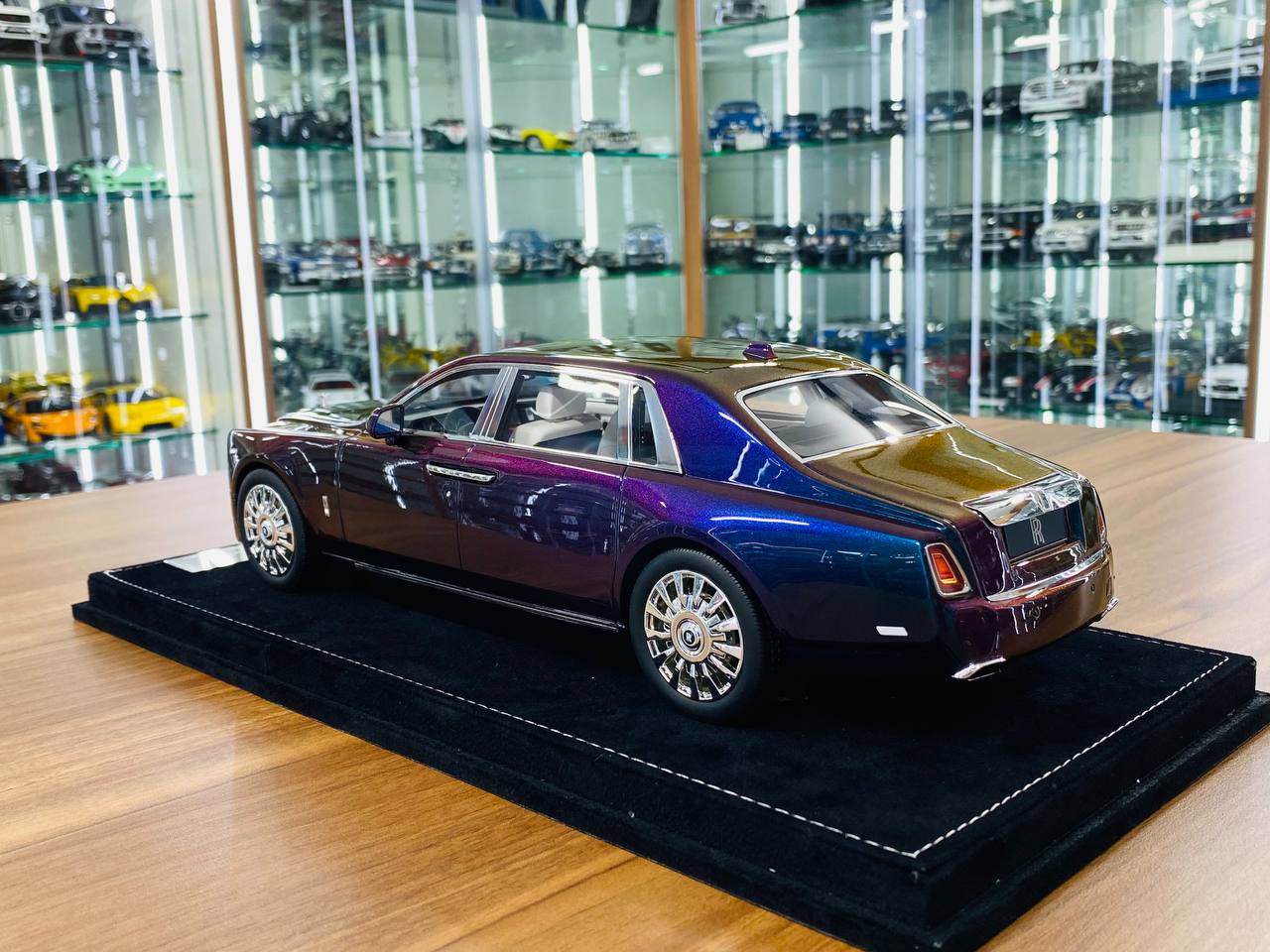 1/18 Resin Model - H&H Rolls Royce Phantom Extended Wheelbase Midnight Purple