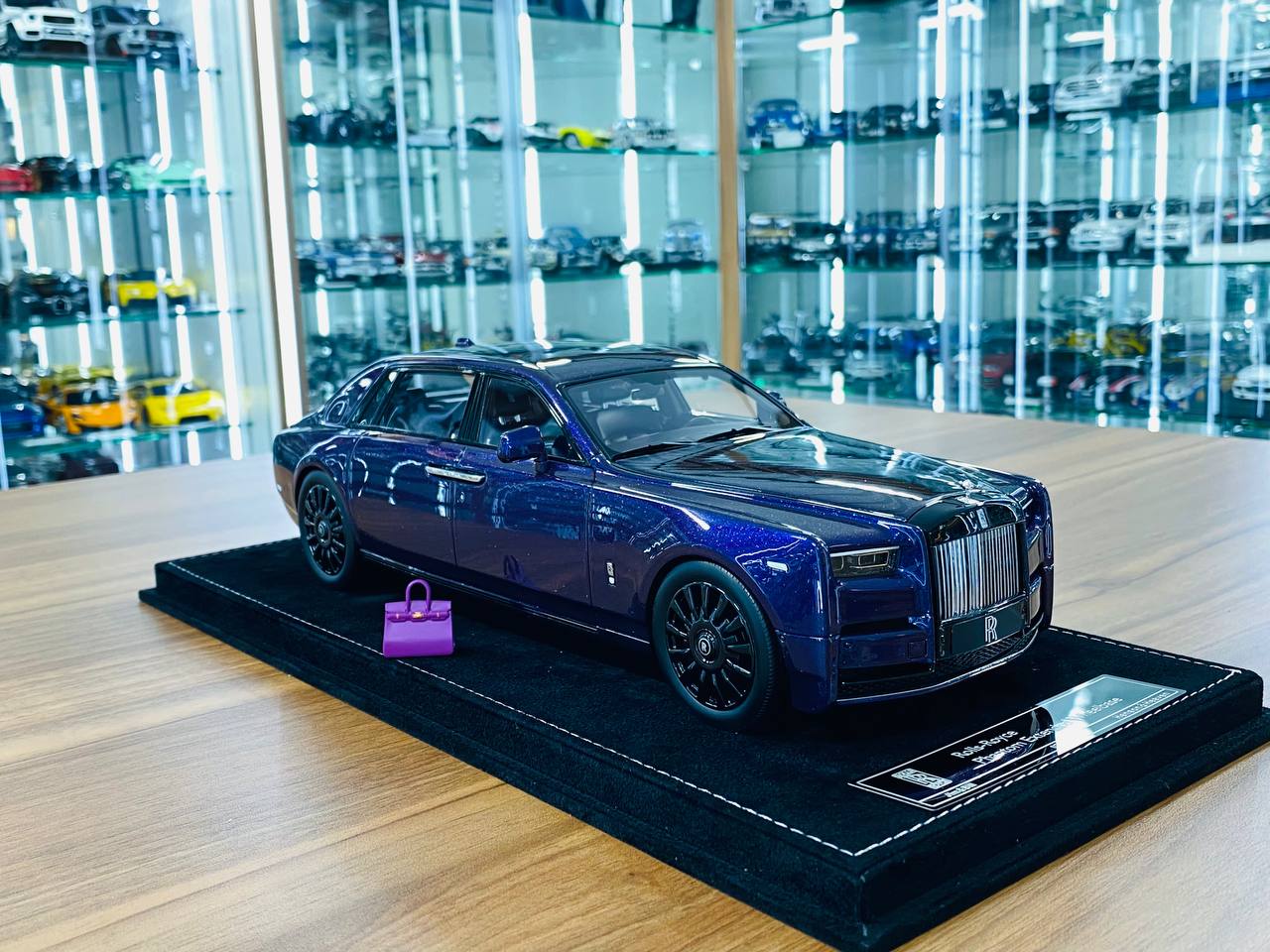 1/18 Resin Model - H&H Rolls Royce Phantom Extended Wheelbase Series II Stntopia