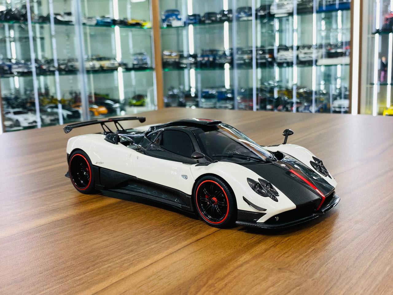 1/18 Diecast Model Almost Real Pagani Zonda Cinque - White / Carbon Fiber (Full Opening)