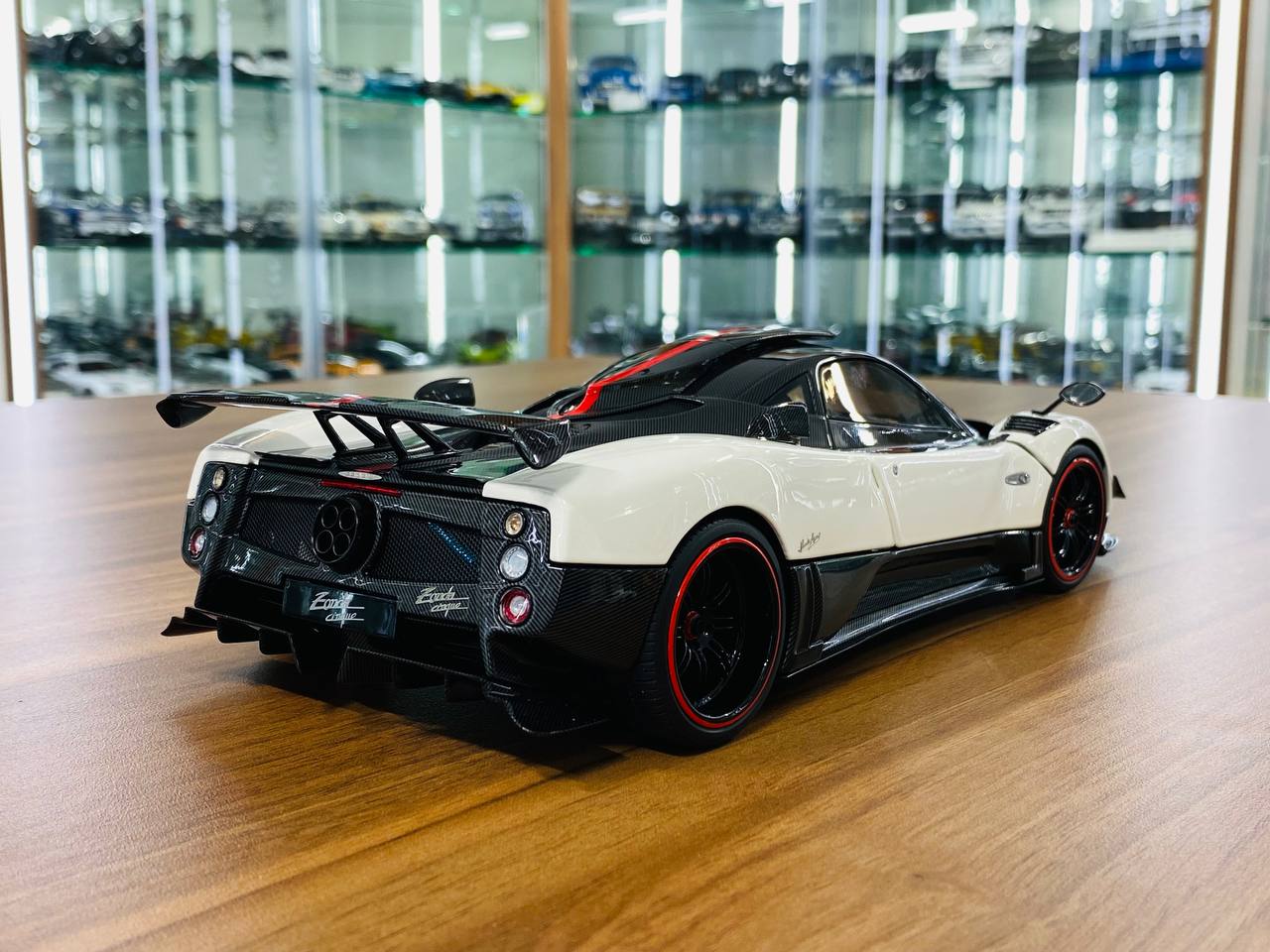 1/18 Diecast Model Almost Real Pagani Zonda Cinque - White / Carbon Fiber (Full Opening)