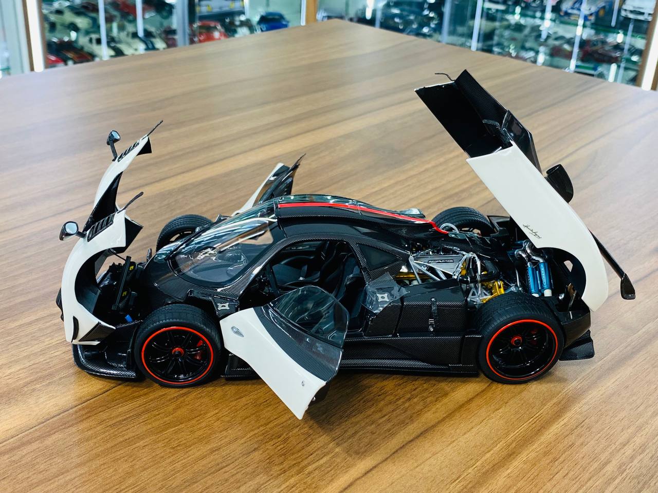 1/18 Diecast Model Almost Real Pagani Zonda Cinque - White / Carbon Fiber (Full Opening)