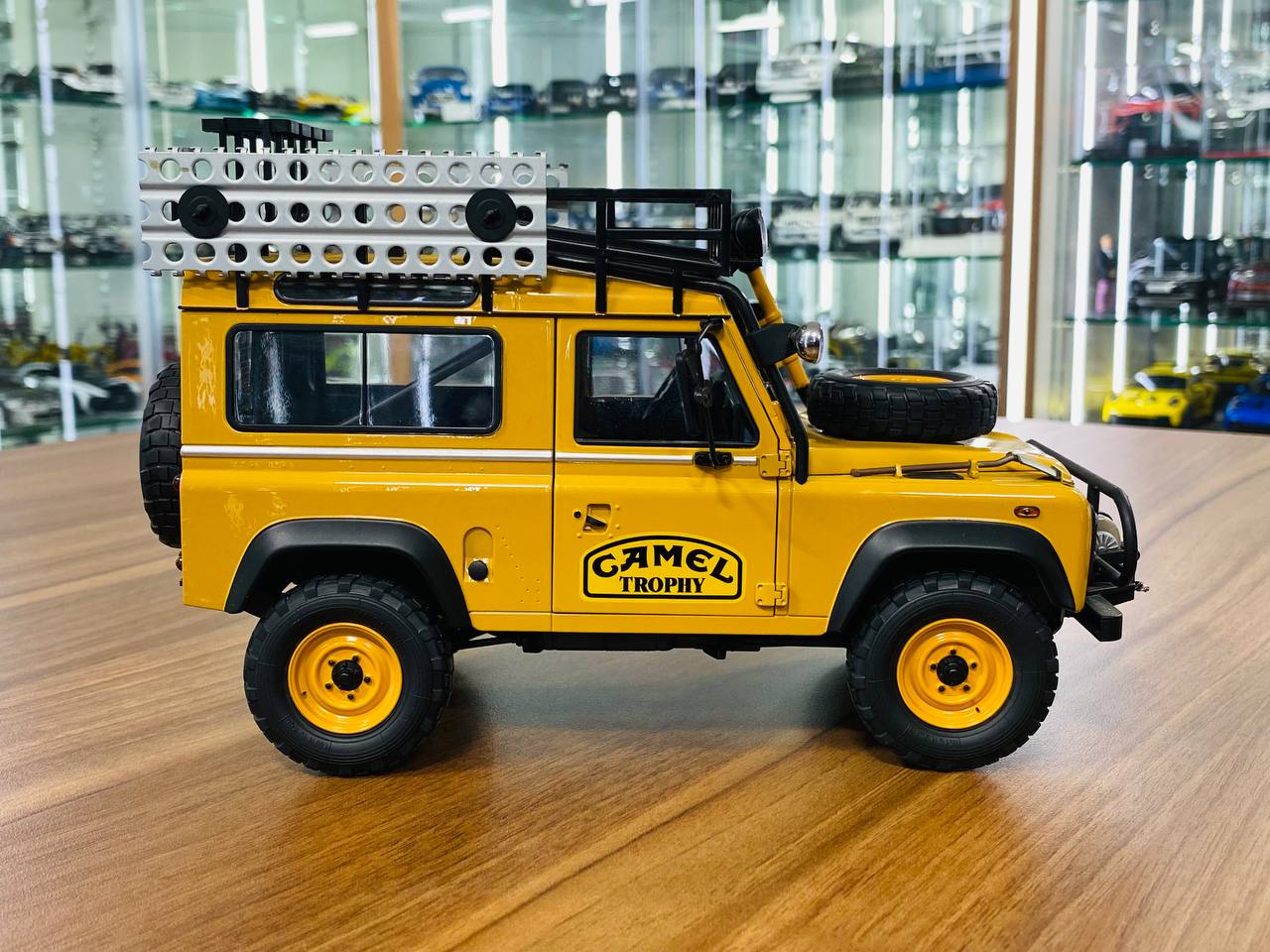 1/18 diecast Almost real LAND ROVER Defender 90 CAMEL TROPHY BORNEO 1985 Yellow