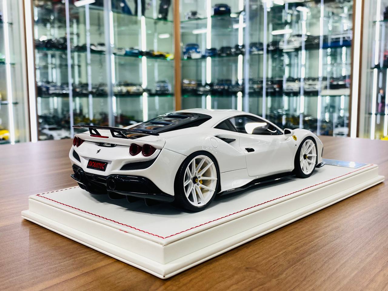 1/18 Resin Model Davis & Giovanni Ferrari F8 Tributo Novitec - Pearl White