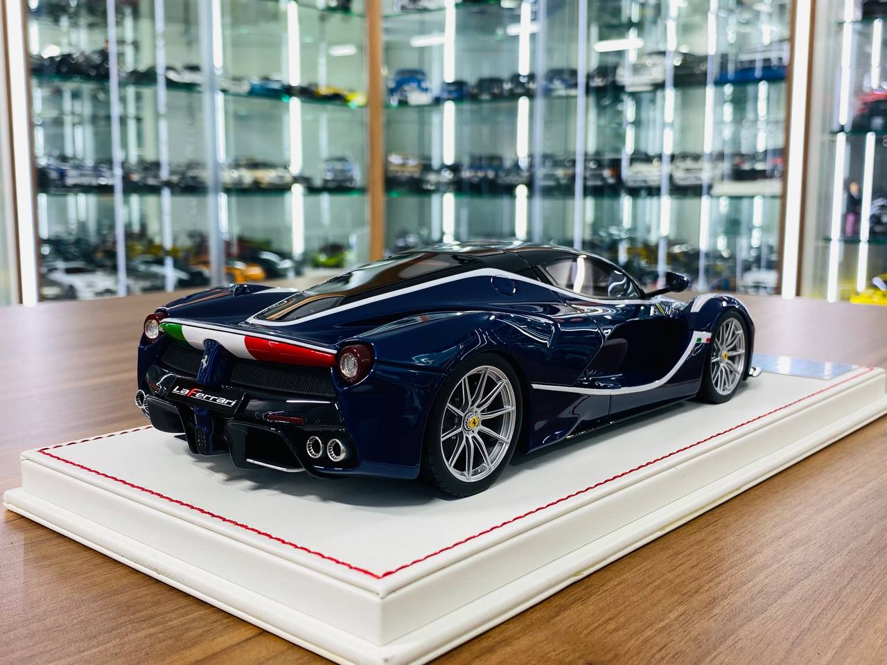 1/18 Resin Davis & Giovanni Ferrari LaFerrari - Dark Metallic Blue