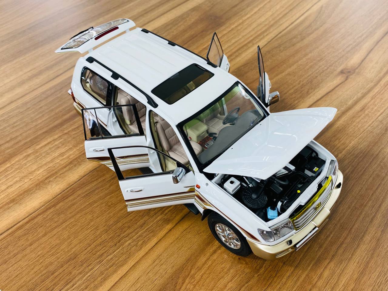 1/18 Diecast Toyota Land Cruiser 100 FAW Toys White Scale Model Car