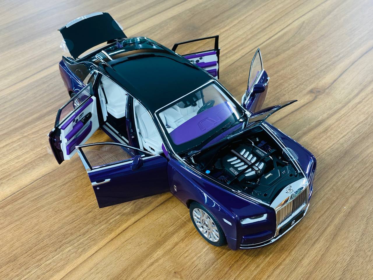 1/18 Diecast Kengfai Rolls Royce Phantom VIII - Purple/Black