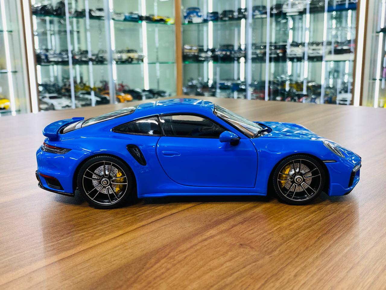 Minichamps Porsche 911 Turbo S Coupe Sport Design 2021 - 1/18 Diecast Blue