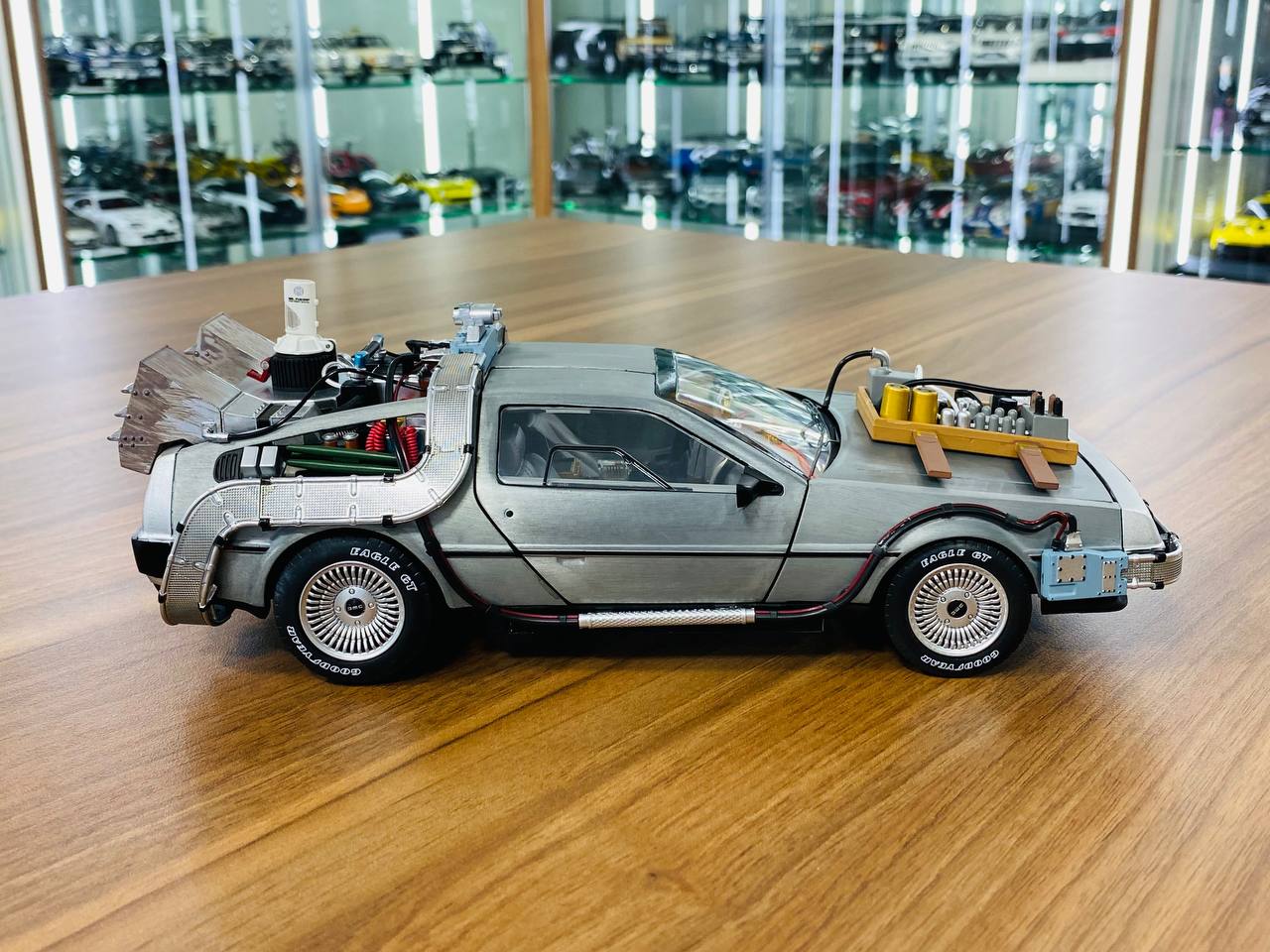 1/18 diecast Hot wheels DMC DeLorean Time Mechine ( Back to the future )  ULTIMATE EDITION Metallic silver