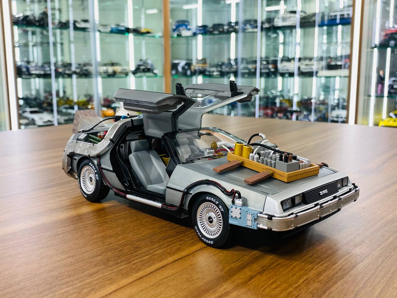 1/18 diecast Hot wheels DMC DeLorean Time Mechine ( Back to the future )  ULTIMATE EDITION Metallic silver