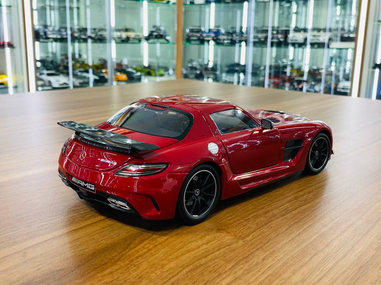 Minichamps Exclusive Mercedes-Benz SLS AMG Black Series 2013 - 1/18 Metal Diecast, Red