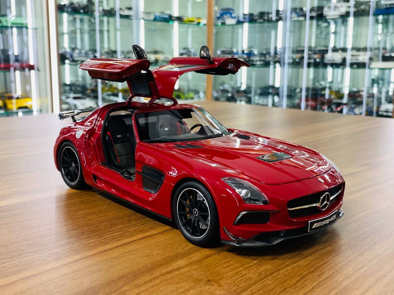 Minichamps Exclusive Mercedes-Benz SLS AMG Black Series 2013 - 1/18 Metal Diecast, Red