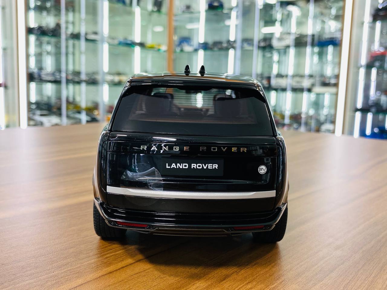 LCD Land Rover Range Rover SV 2022 - 1/18 Diecast Full Opening, Black