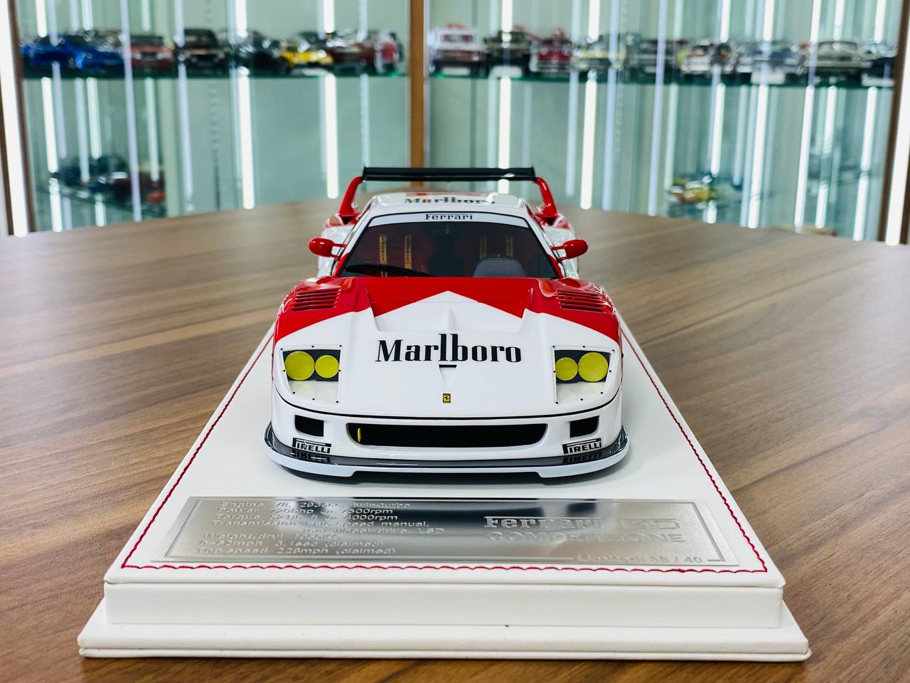 Davis & Giovanni Ferrari F40 Compattizione Resin Model - Marlboro | 1/18