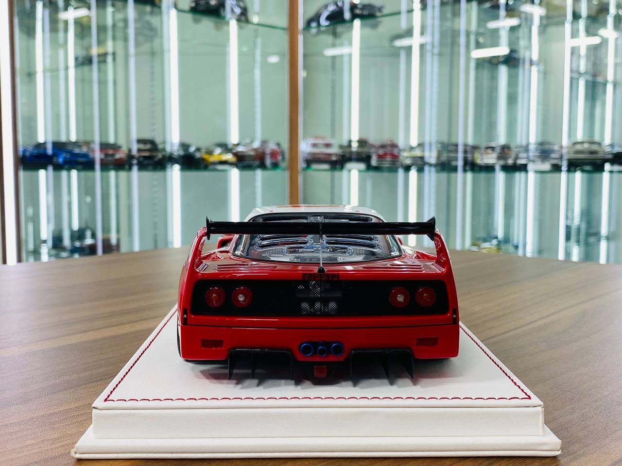 Davis & Giovanni Ferrari F40 Compattizione Resin Model - Marlboro | 1/18