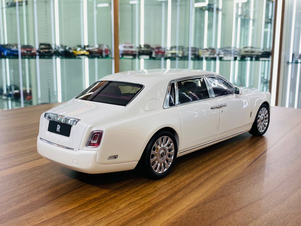 KengFai Rolls Royce Phantom VIII Diecast Model - White | 1/18 Scale, All Opening