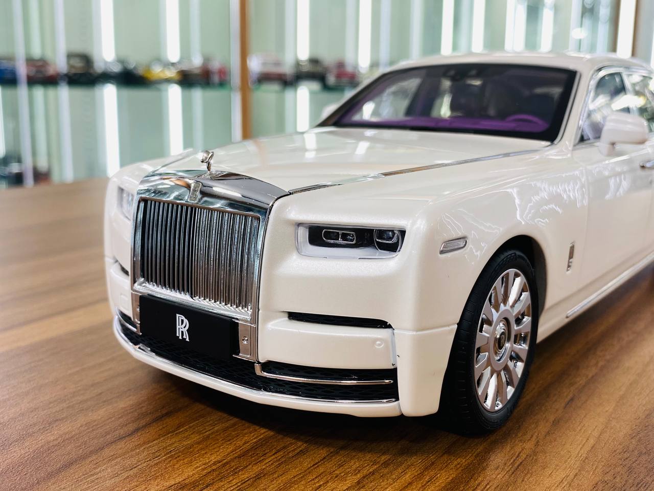 KengFai Rolls Royce Phantom VIII Diecast Model - White | 1/18 Scale, A –  dturman.com