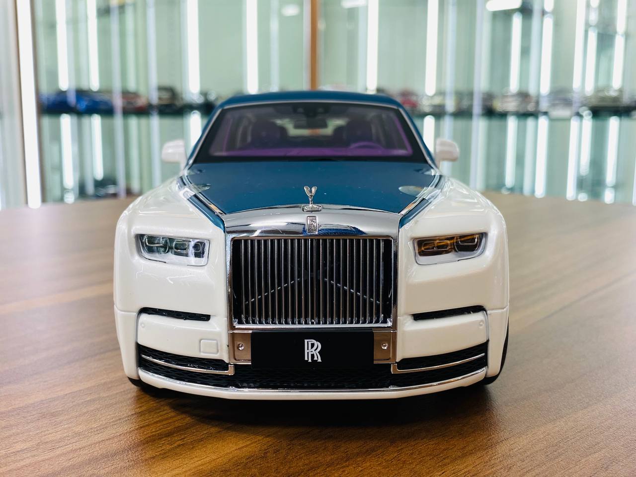 KengFai Rolls Royce Phantom VIII Diecast Model - White/Blue | 1/18 Scale, All Opening