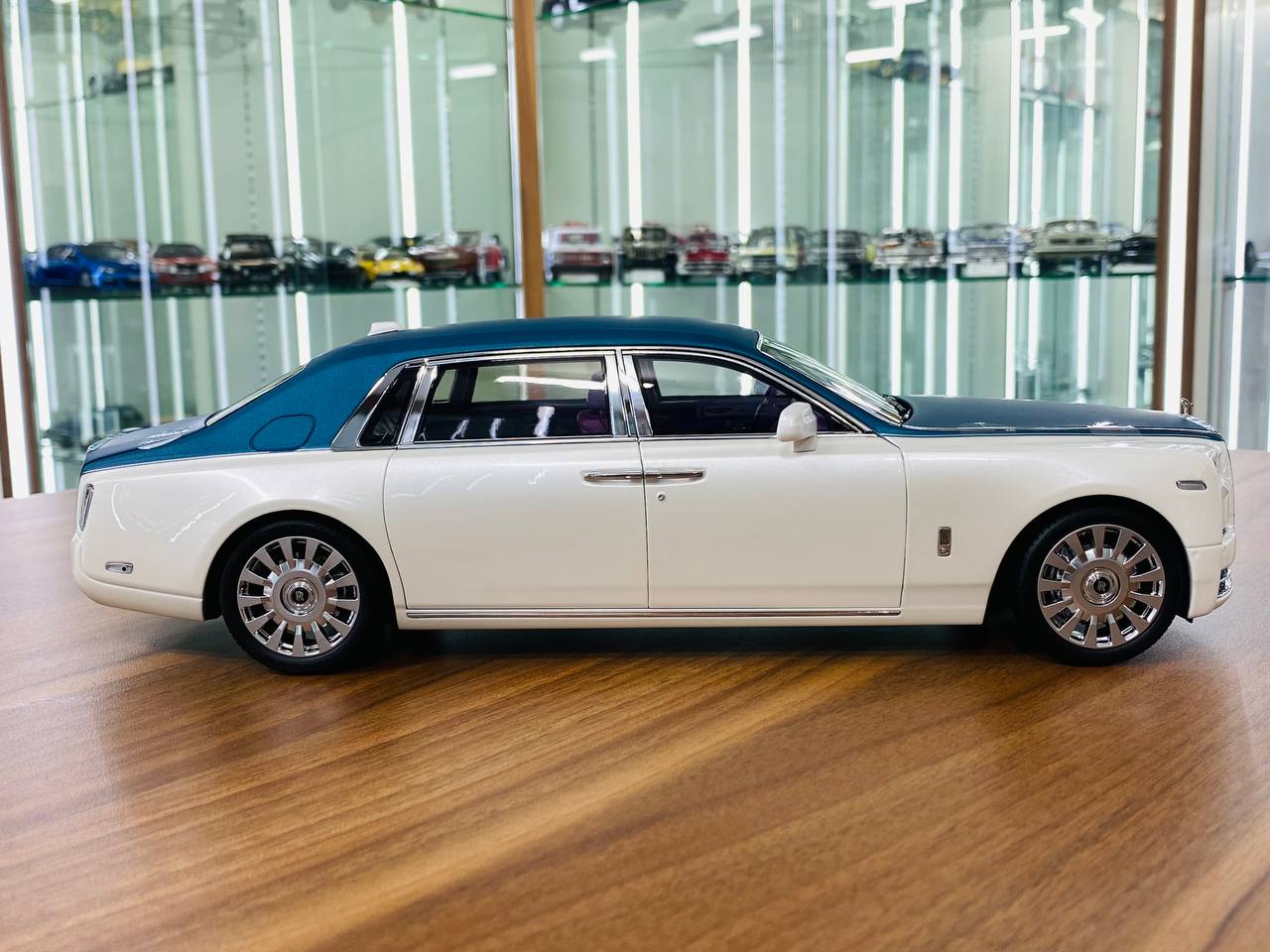 KengFai Rolls Royce Phantom VIII Diecast Model - White/Blue | 1/18 Scale, All Opening