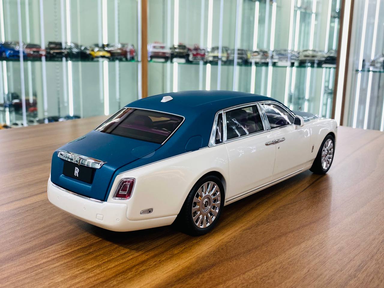 KengFai Rolls Royce Phantom VIII Diecast Model - White/Blue | 1/18 Scale, All Opening