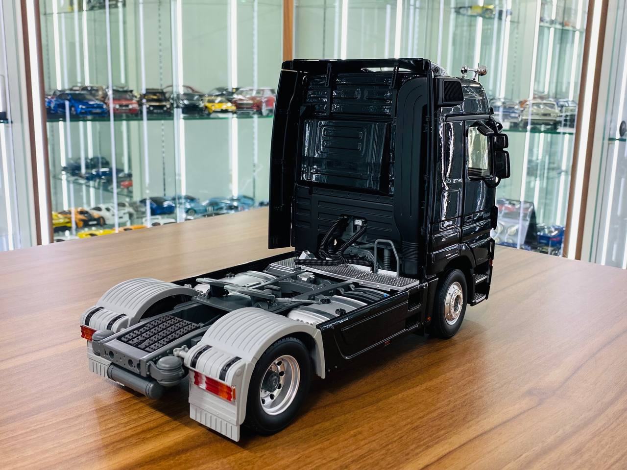 1/18 Diecast Miniature Mercedes-Benz Actros Black Model Car