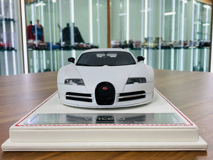 1/18 Resin Davis & Giovanni Bugatti Vincero Mansory  matt pearl white , gloss dark red carbon Limited