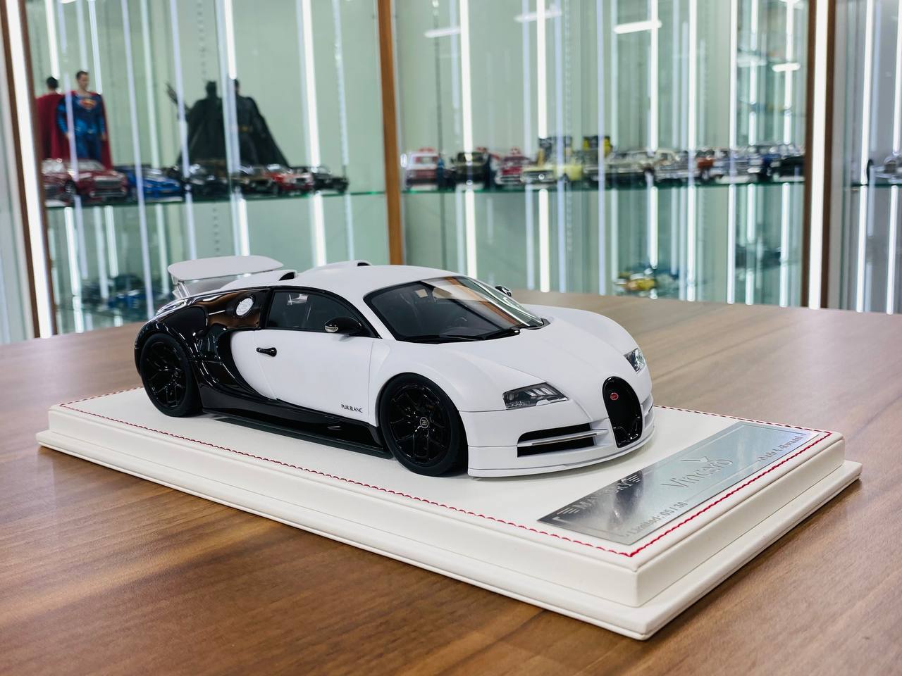 1/18 Resin Davis & Giovanni Bugatti Vincero Mansory  matt pearl white , gloss dark red carbon Limited