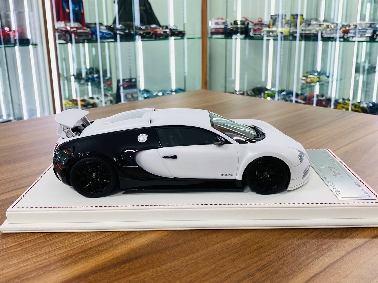 1/18 Resin Davis & Giovanni Bugatti Vincero Mansory  matt pearl white , gloss dark red carbon Limited