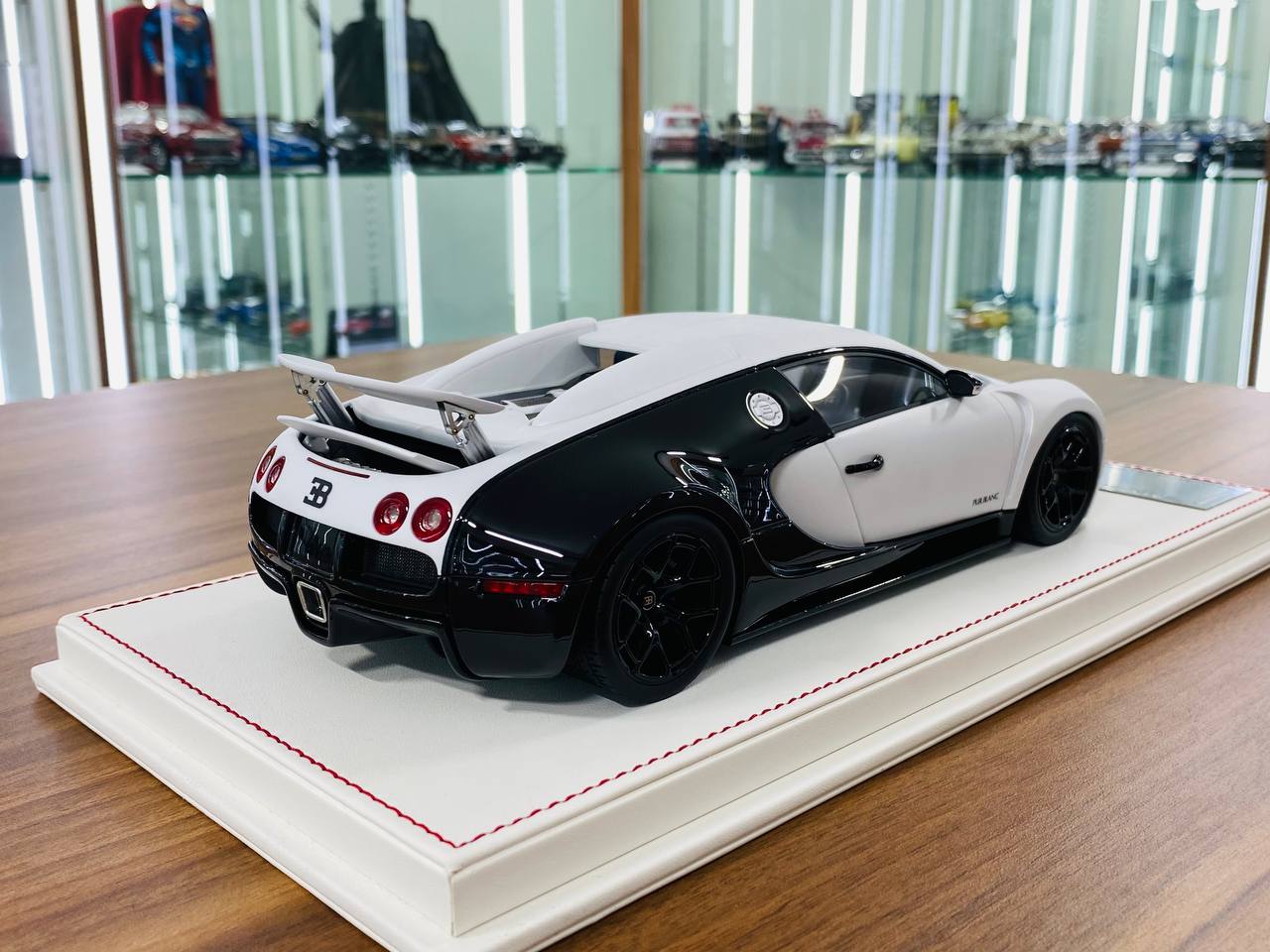 1/18 Resin Davis & Giovanni Bugatti Vincero Mansory  matt pearl white , gloss dark red carbon Limited