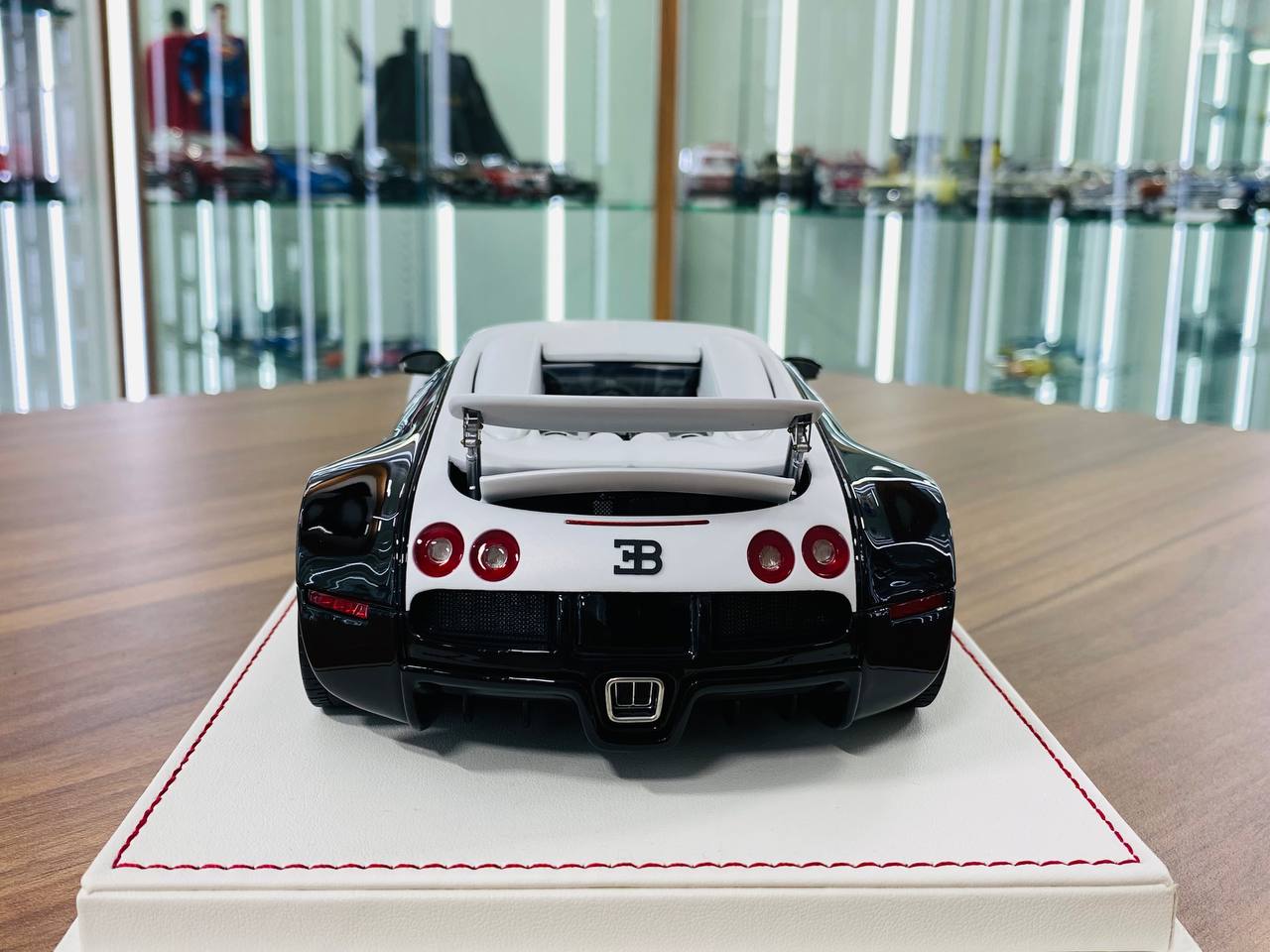 1/18 Resin Davis & Giovanni Bugatti Vincero Mansory  matt pearl white , gloss dark red carbon Limited