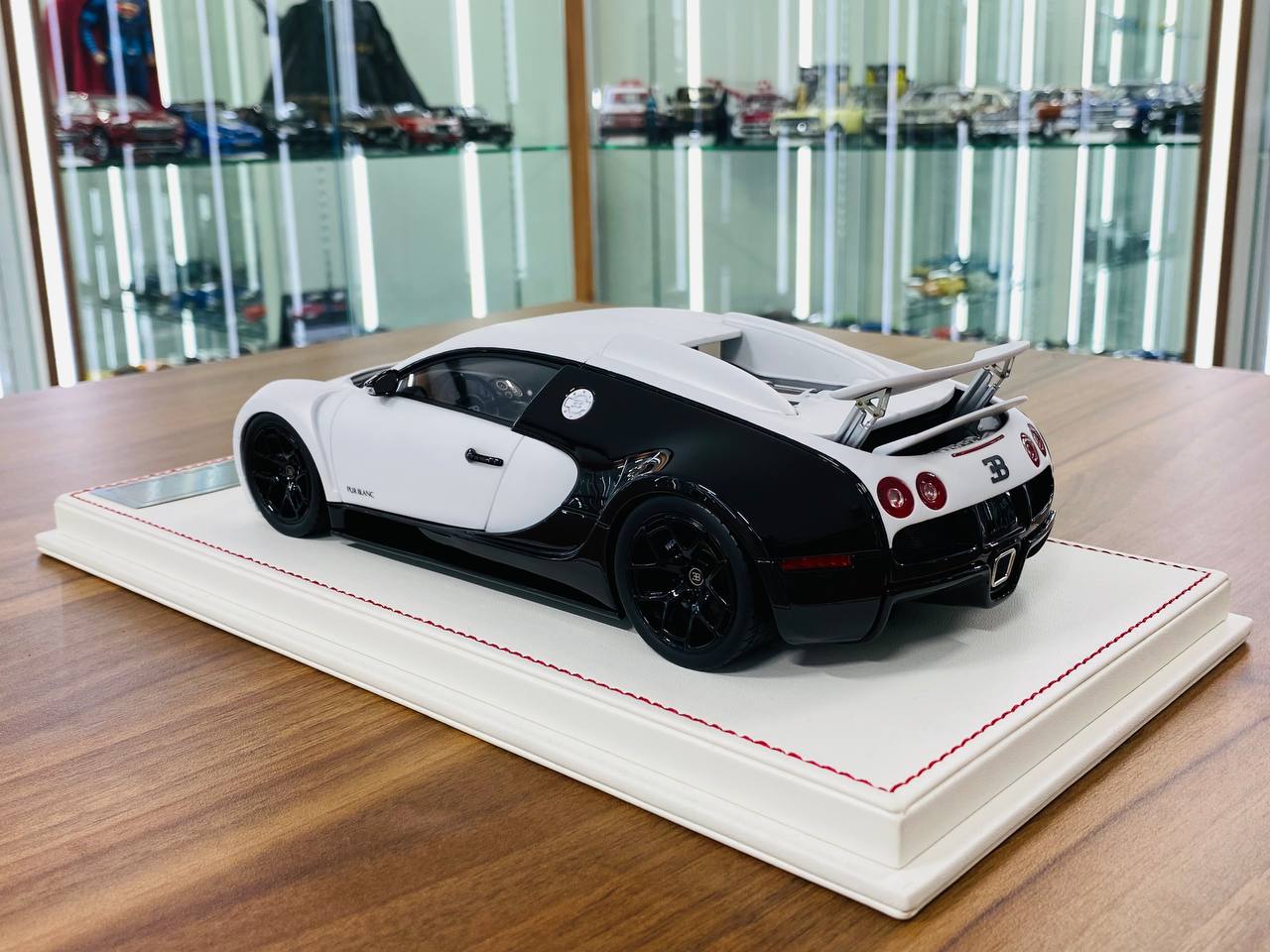 1/18 Resin Davis & Giovanni Bugatti Vincero Mansory  matt pearl white , gloss dark red carbon Limited