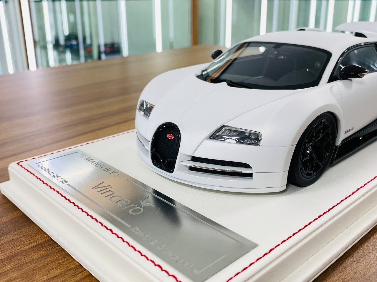 1/18 Resin Davis & Giovanni Bugatti Vincero Mansory  matt pearl white , gloss dark red carbon Limited