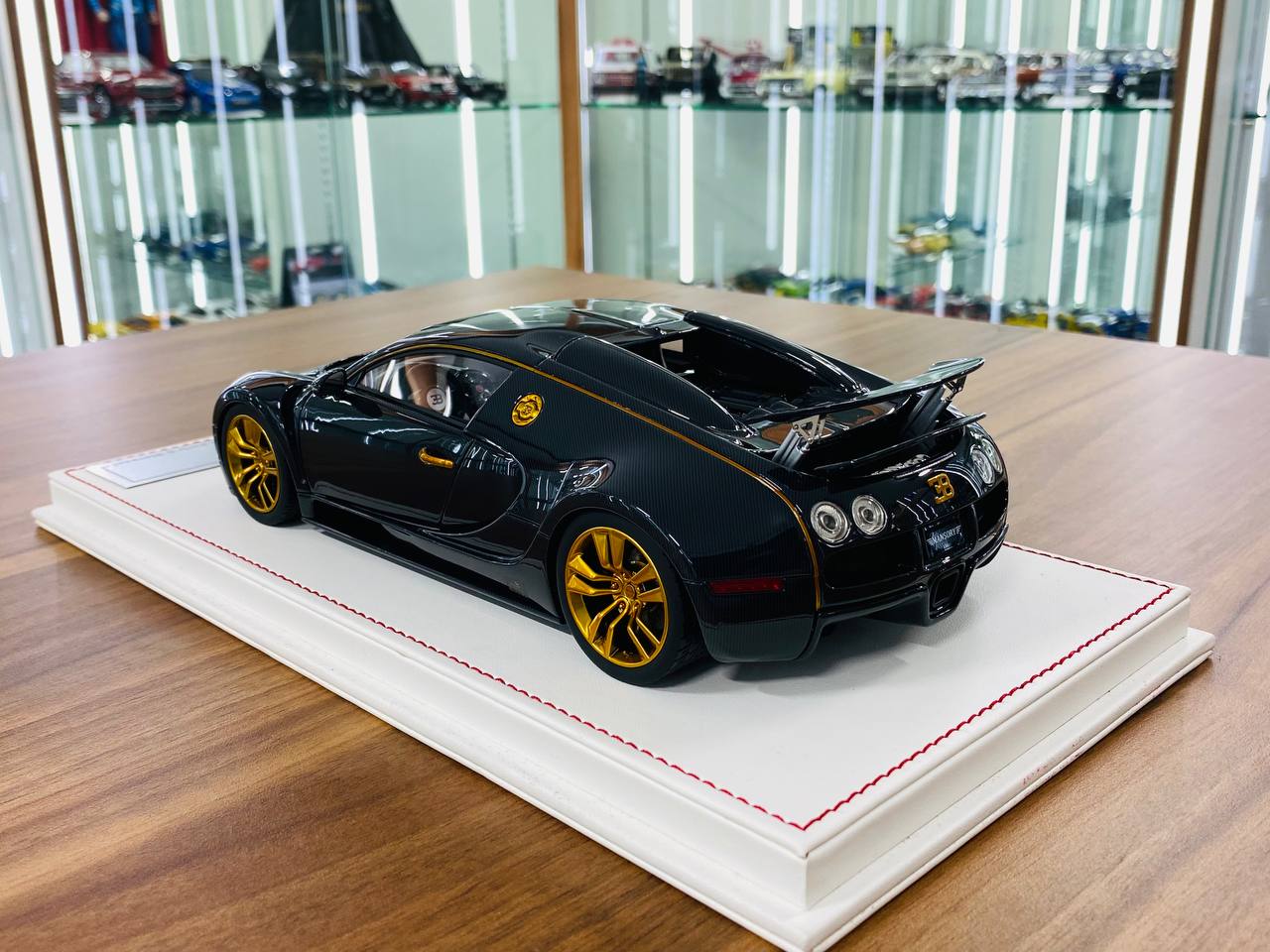 1/18 Resin Model - Davis & Giovanni Bugatti Vincero Mansory in Carbon Fiber with White/Black Interior, Limited to 30 Pieces