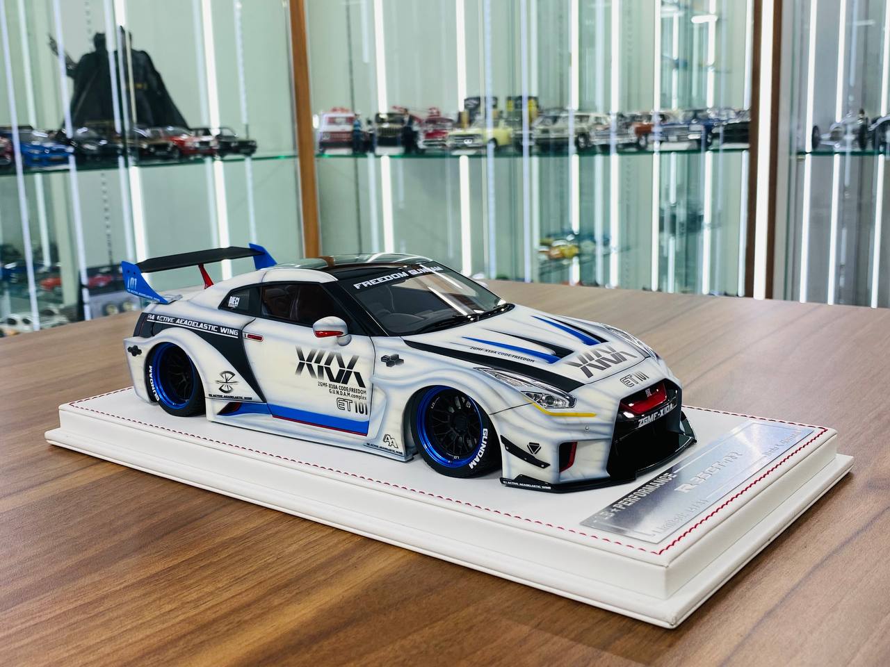 1/18 Resin - Davis & Giovanni Nissan R35 GT-R LBWK  | Matt White Graphic Decals, Limited 35 Pcs