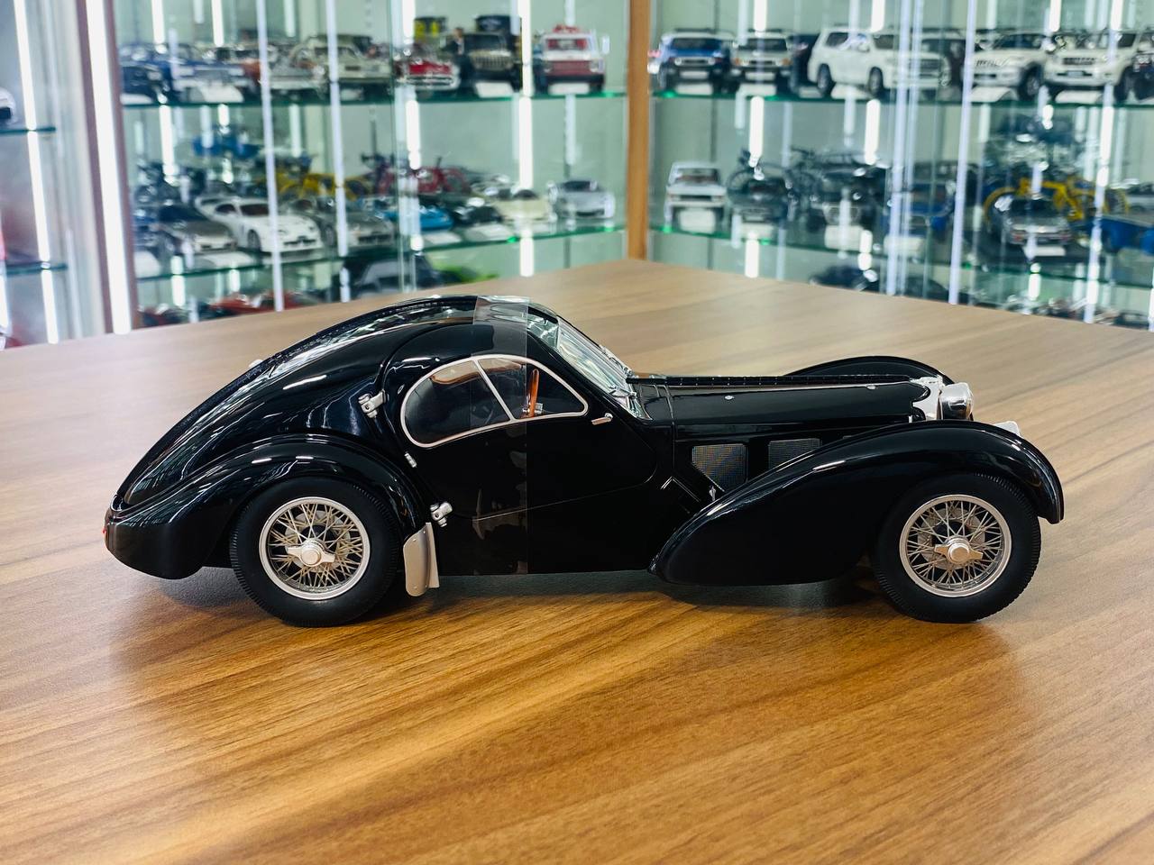 1/18 Diecast Model Solido Bugatti Type 57 SC Atlantic - Black