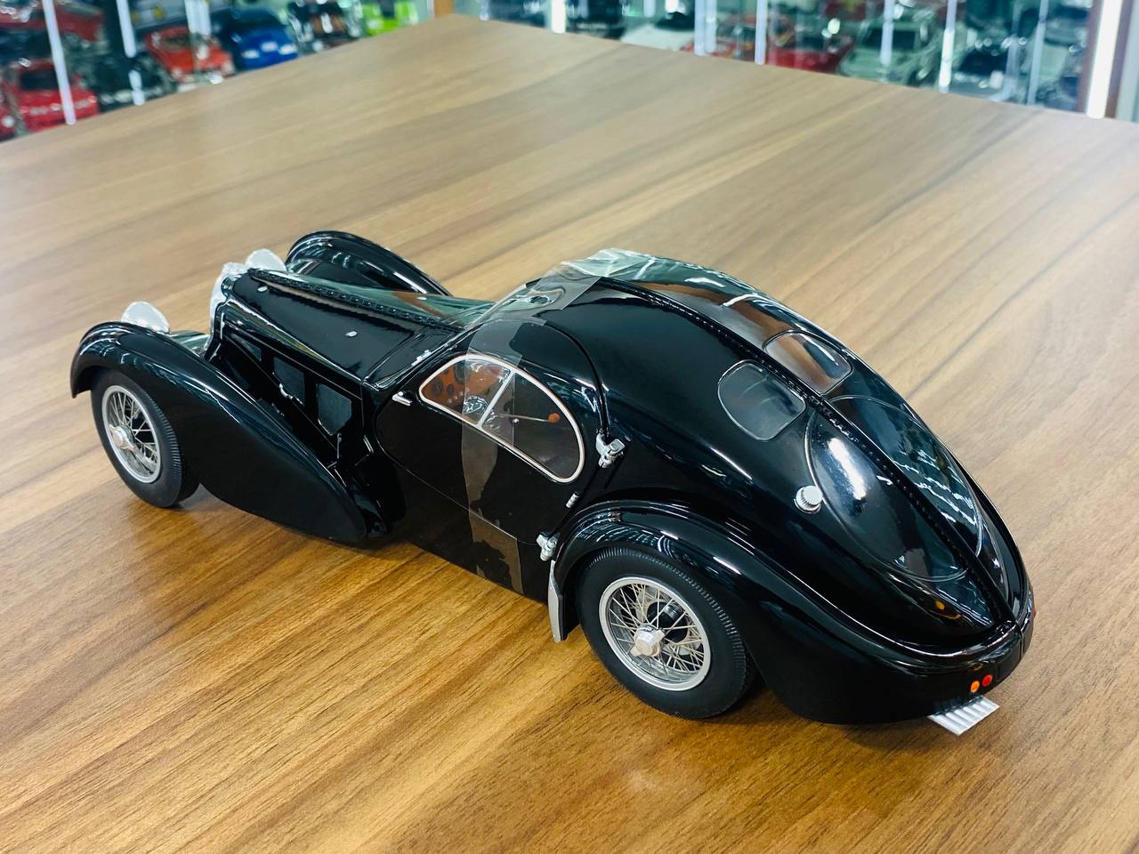 1/18 Diecast Model Solido Bugatti Type 57 SC Atlantic - Black