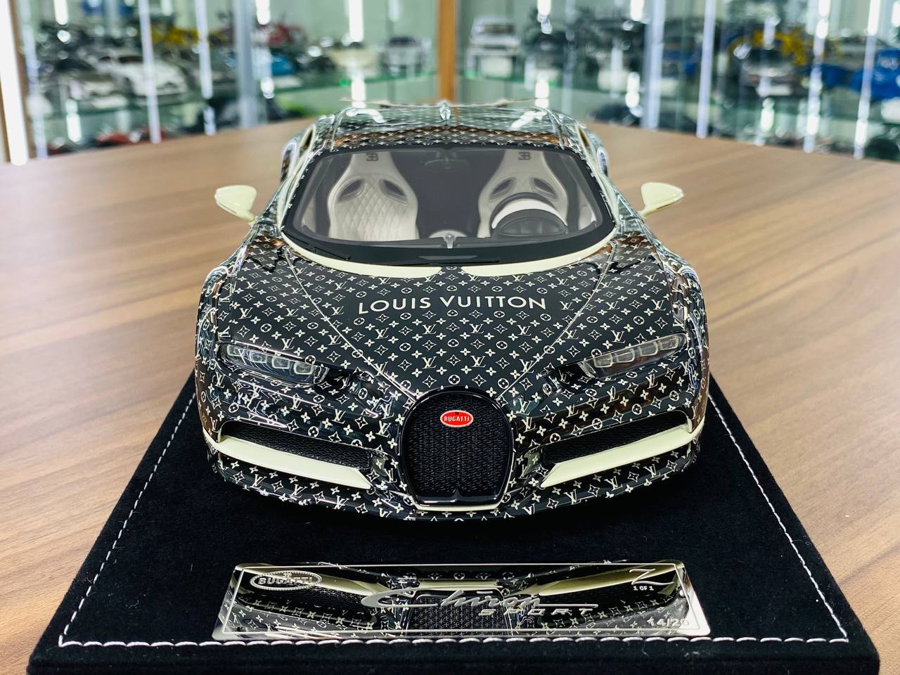 1/18 Resin - H&H Bugatti Chiron Sport LOUIS VUITTON in Fashion Style III LV Decal, Limited to 30 Pcs