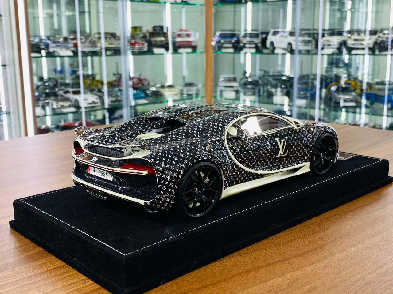 1/18 Resin - H&H Bugatti Chiron Sport LOUIS VUITTON in Fashion Style III LV Decal, Limited to 30 Pcs