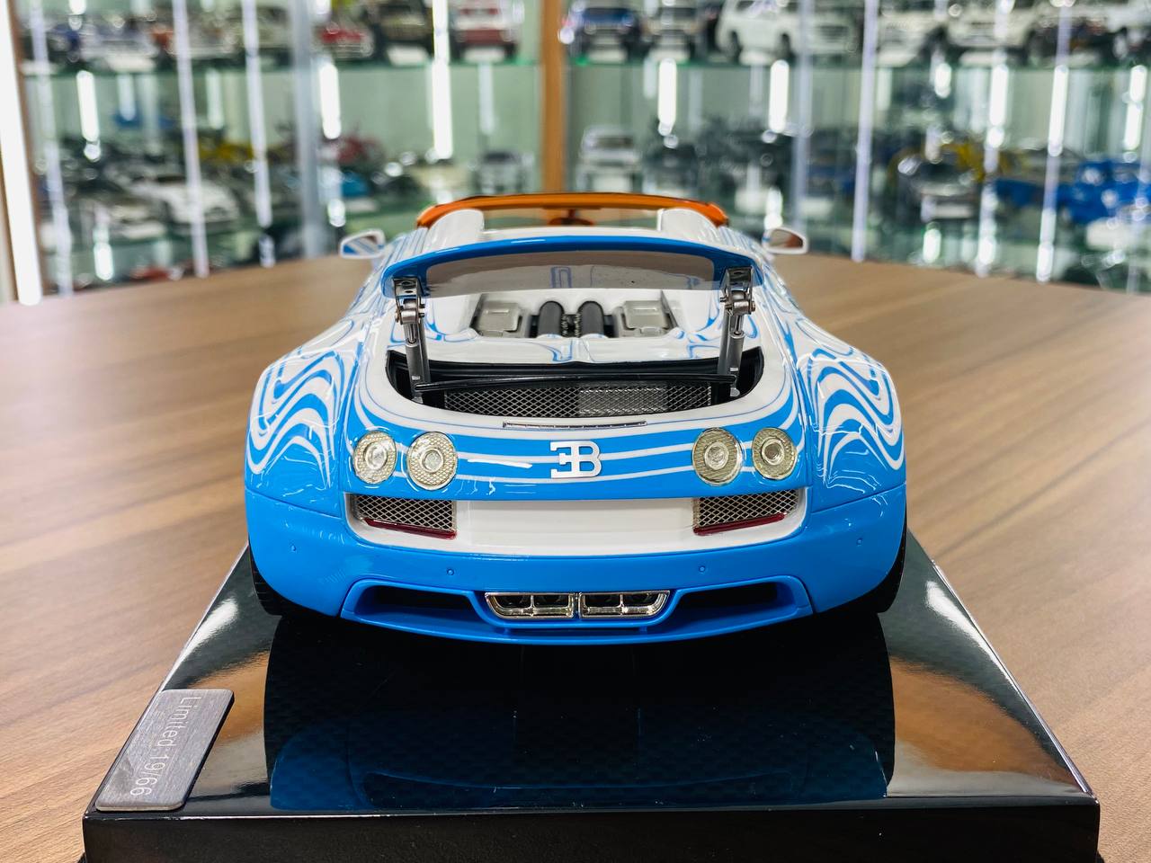 1/18 Resin - H&H Bugatti Veyron Grand Sport Vitesse 16.4 in White/Blue Brown, Limited to 66 Pieces