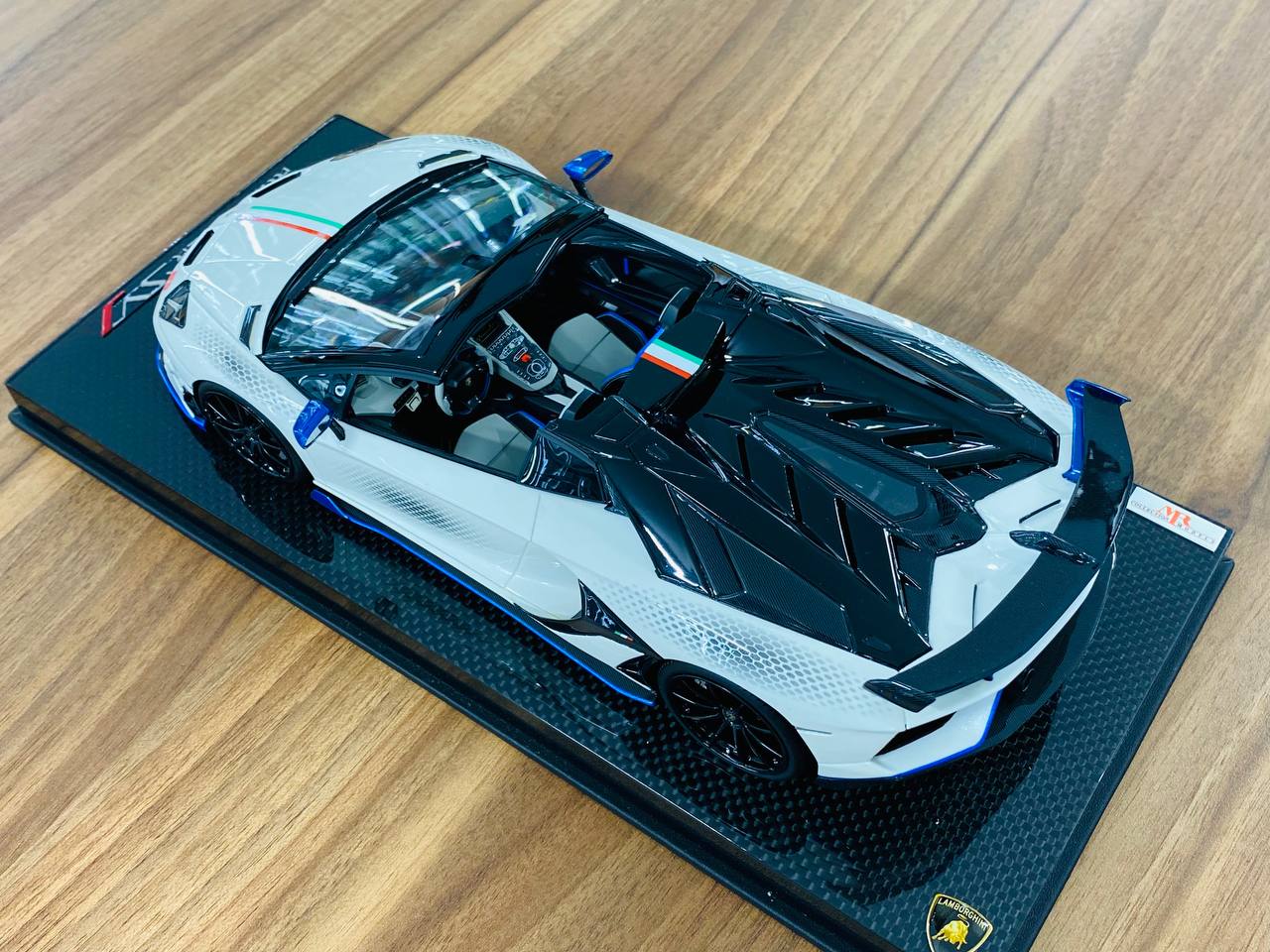 1/18 Resin Model MR Collection Lamborghini Aventador Roadster SVJ #63 White/Italy Flag