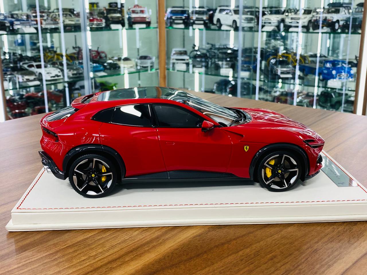 1/18 Resin Model - Runner Ferrari Purosangue in Red, Limited to 50 Pieces