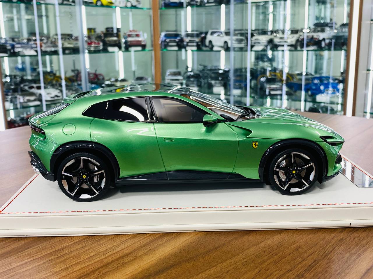 1/18 Resin Model - Runner Ferrari Purosangue in Pearl Green, Limited to 50 Pcs